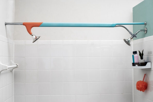 Cựu kỹ sư của Amazon chế ra vòi sen kép dành cho những cặp đôi thích tắm chung, giá gần 6 triệu đồng - Ảnh 1.