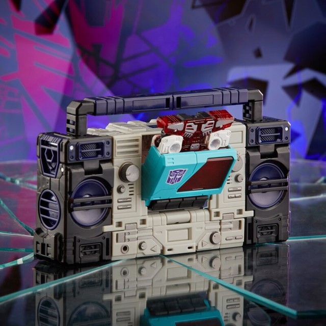 Revealing the first images of the next Transformer toy model: Blaster, but a villain version - Photo 8.