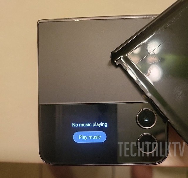 Samsung Galaxy Z Flip 4 lộ hình ảnh thực tế, nếp gấp màn hình gần như biến mất hoàn toàn   - Ảnh 2.