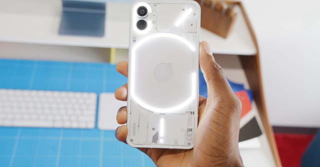 Video trên tay Nothing Phone 1 với thiết kế mặt lưng cực chất cùng đèn LED

 - Ảnh 1.