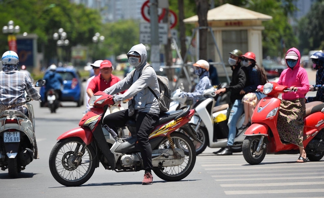 Nắng đầu hè Hà Nội rất độc hại, anh em chọn nhanh vài loại áo chống nắng nam chất lượng cao, giá từ 218k - Ảnh 1.