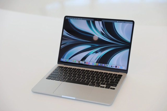 Ảnh thực tế MacBook Air M2: Thiết kế mới nhẹ hơn Air M1, màn hình &quot;tai thỏ&quot;, có sạc MagSafe - Ảnh 6.