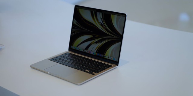Ảnh thực tế MacBook Air M2: Thiết kế mới nhẹ hơn Air M1, màn hình &quot;tai thỏ&quot;, có sạc MagSafe - Ảnh 10.