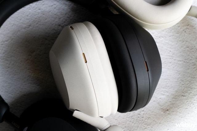 On hand a pair of headphones Sony WH-1000XM5 and LinkBuds S: One tucked in one earcup, but both are modern - Photo 19.