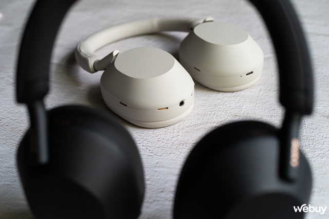 On hand a pair of Sony WH-1000XM5 and LinkBuds S headphones: One tucked in one earcup, but both are modern - Photo 20.