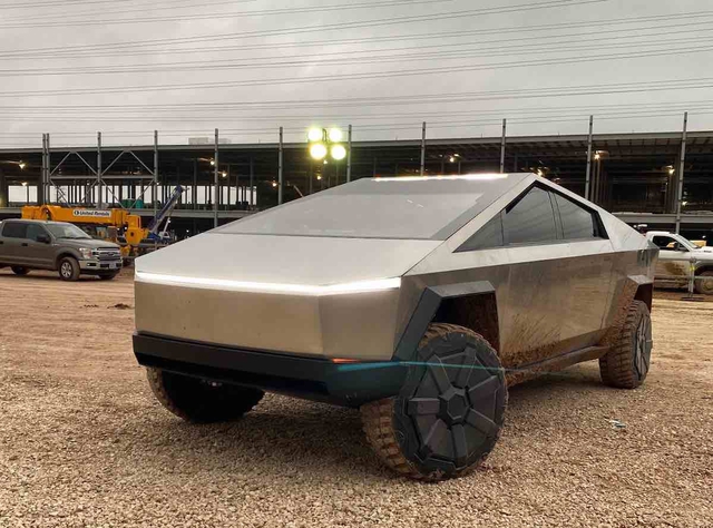 Tesla “khoe” nguyên mẫu “cục sạc di động” cho ô tô với ăng-ten vệ tinh SpaceX "Starlink" tích hợp - Ảnh 4.