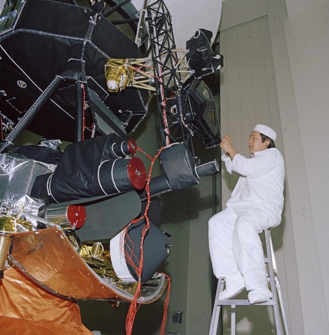 Các kỹ sư NASA đang phải tìm lại hướng dẫn sử dụng các đây 45 năm để khắc phục sự cố của tàu Voyager 1 - Ảnh 1.