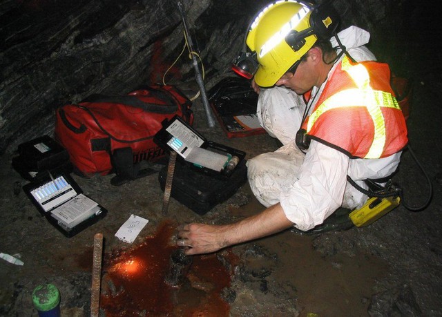 Nguồn nước lâu đời nhất thế giới được tìm thấy ở đáy một khu mỏ tại Canada: Nó đã 2 tỷ năm tuổi! - Ảnh 1.