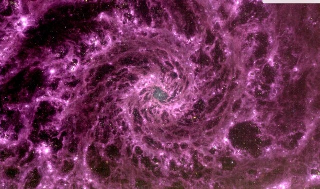 Kính viễn vọng Không gian James Webb &quot;tình cờ&quot; phát hiện vòng xoáy bí ẩn của thiên hà màu tím trong vũ trụ của chúng ta! - Ảnh 1.