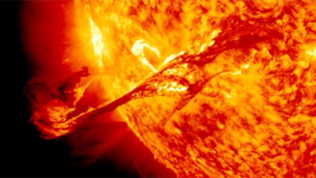 Các chuyên gia thời tiết vũ trụ cảnh báo một cơn bão Mặt trời cực mạnh sẽ tấn công trực tiếp vào Trái đất - Ảnh 2.
