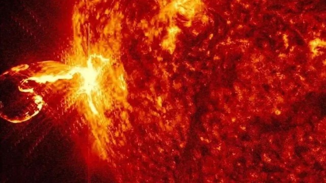 Các chuyên gia thời tiết vũ trụ cảnh báo một cơn bão Mặt trời cực mạnh sẽ tấn công trực tiếp vào Trái đất - Ảnh 3.