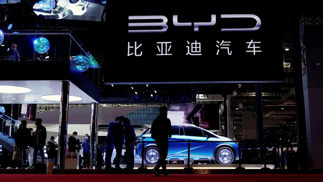 Lần đầu tiên một hãng xe Trung Quốc hạ bệ ngôi vị &quot;vua xe điện&quot; của Tesla - Ảnh 1.