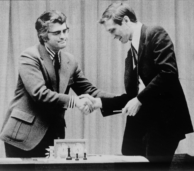Bobby Fischer: Kẻ lập dị, một mình thi đấu cờ vua với 50 đối thủ cùng lúc - Ảnh 6.