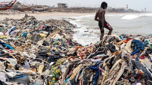Sốc với hình ảnh rác thải nhựa từ thời trang nhanh đang hàng ngày làm ô nhiễm đại dương - Ảnh 2.