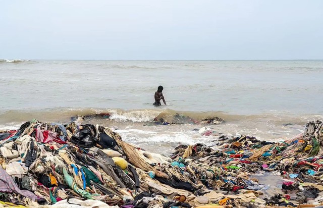 Sốc với hình ảnh rác thải nhựa từ thời trang nhanh đang hàng ngày làm ô nhiễm đại dương - Ảnh 4.