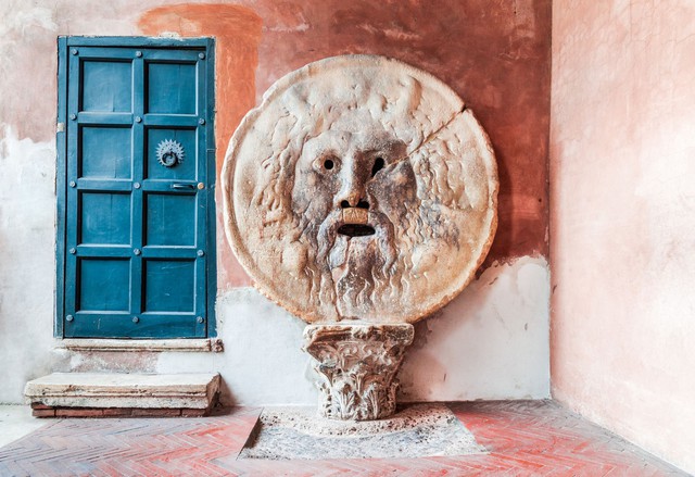 Mouth of Truth: Một chiếc mặt nạ bằng đá cẩm thạch hay máy phát hiện nói dối cổ xưa của Rome? - Ảnh 1.