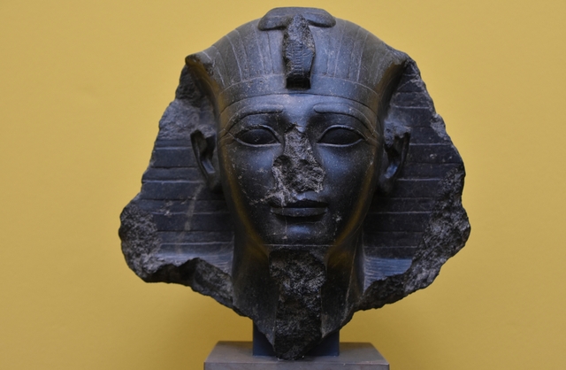 Tại sao rất nhiều bức tượng của người Ai Cập cổ đại lại bị gãy mũi? - Ảnh 4.