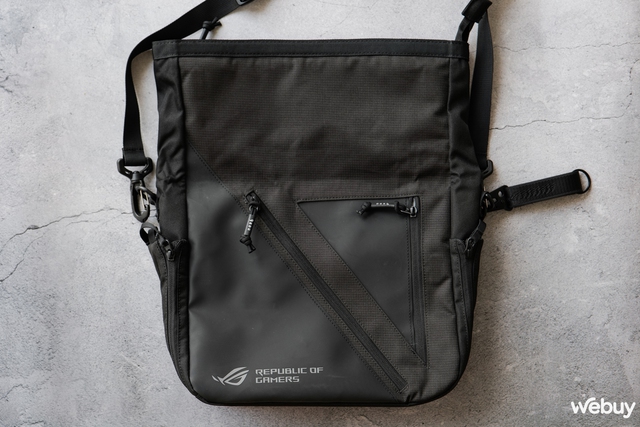 'Trên vai' túi đeo chéo ROG Archer Messenger 14: Nhiều ngăn nhỏ, kháng nước, đựng được laptop 14 inch- Ảnh 2.