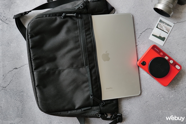 'Trên vai' túi đeo chéo ROG Archer Messenger 14: Nhiều ngăn nhỏ, kháng nước, đựng được laptop 14 inch- Ảnh 11.