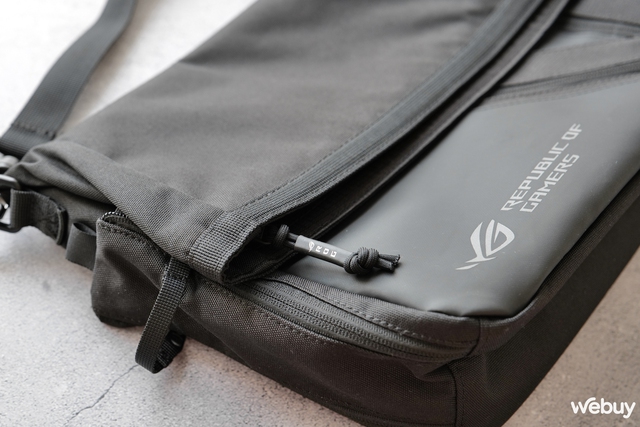 'Trên vai' túi đeo chéo ROG Archer Messenger 14: Nhiều ngăn nhỏ, kháng nước, đựng được laptop 14 inch- Ảnh 6.