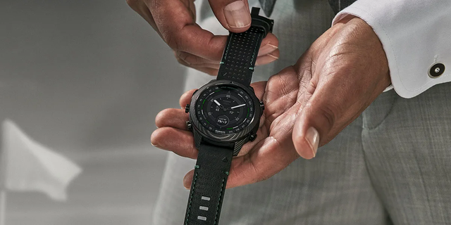 Trên tay Garmin MARQ Golfer Carbon Edition giá 80 triệu: Siêu smartwatch đẳng cấp cho người mê đánh gôn- Ảnh 1.