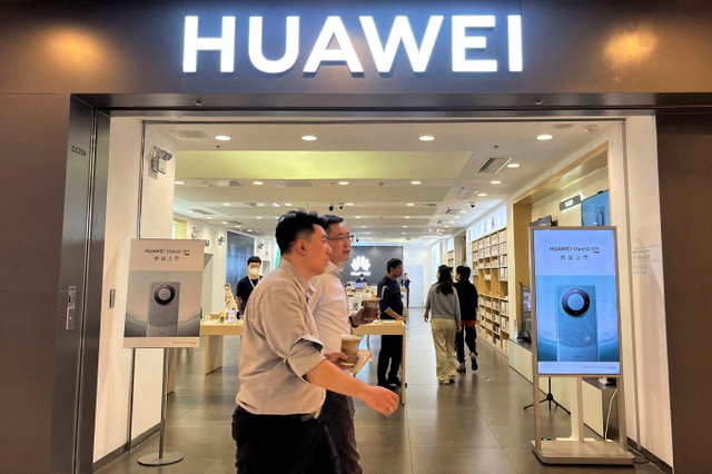 Huawei như &quot;phương hoàng tái sinh&quot;, lập kỳ tích xuất thần ở Trung Quốc: Ai nói iPhone 15 mới là nhất? - Ảnh 1.
