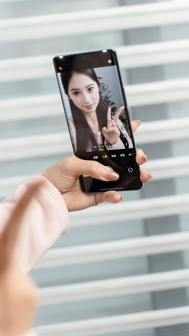 vivo ra mắt điện thoại chuyên selfie S18: 3 camera 50MP, Dimensity 9200+, giá 10,9 triệu đồng- Ảnh 2.