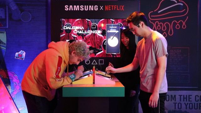 Samsung bắt tay Netflix, mang Trò chơi con mực ra ngoài đời thực- Ảnh 1.