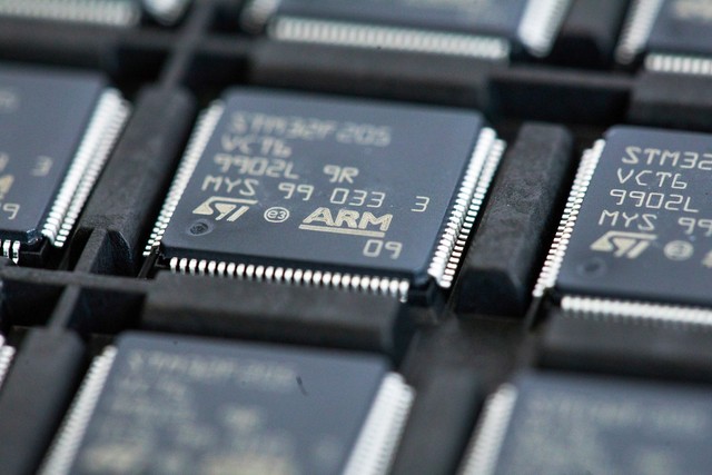 Không sản xuất một con chip nào, tại sao Arm vẫn là &quot;ông trùm&quot; trong ngành chip - Ảnh 2.