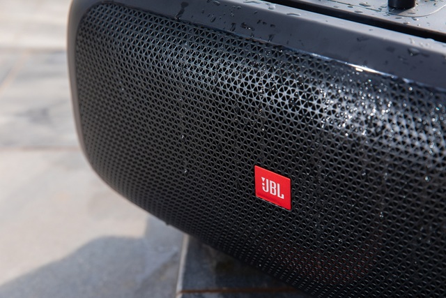 Cận cảnh JBL PartyBox On The Go: Loa tiệc &quot;quẩy&quot; đâu cũng được, tặng kèm 2 micro mà giá chỉ hơn 6 triệu đồng - Ảnh 5.