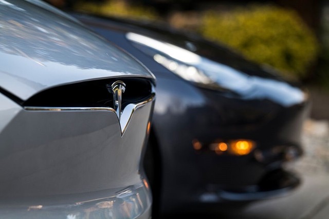 Một người đàn ông và gia đình vừa bỏ túi 800 triệu USD nhờ ký được hợp đồng với Tesla - Ảnh 1.