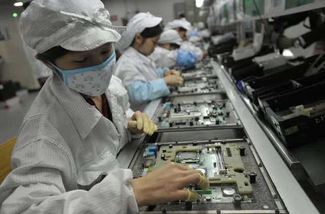 Apple nói lời 'chia tay cay đắng' với Trung Quốc, 'công xưởng iPhone' ngay lập tức cắt hơn 10% lương, 'mất' 1 nửa nhân sự - Ảnh 1.