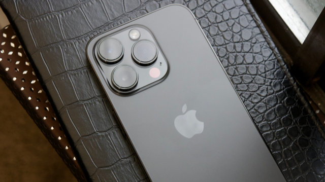 Trên logo &quot;quả táo&quot; của iPhone hóa ra có nút bấm bí mật - Chạm nhẹ vào là khóa màn hình hoặc mở ứng dụng - Ảnh 1.