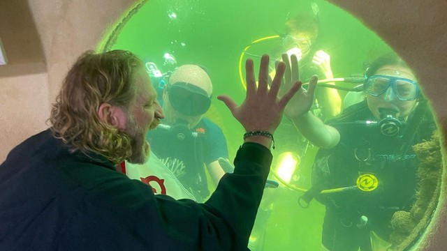 Vị giáo sư 55 tuổi này sẽ xuống biển sống trong 100 ngày, để phá kỷ lục thế giới và nghiên cứu những gì xảy ra với cơ thể - Ảnh 9.