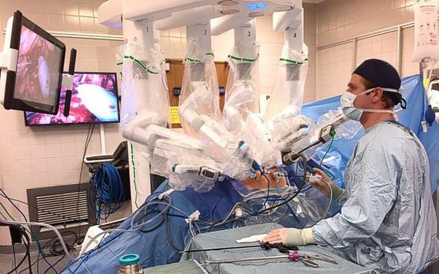 Anh: Robot phẫu thuật giúp giảm tải bệnh viện - Ảnh 1.