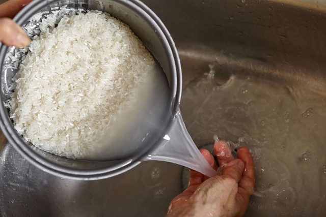 Nghiên cứu tìm thấy hạt vi nhựa trong gạo: Bạn nên hay không nên vo gạo trước khi nấu? - Ảnh 9.