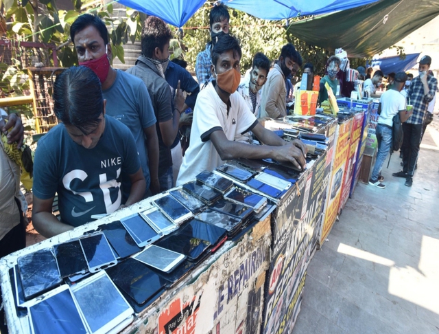 Chuyện lạ Ấn Độ: Cửa hàng Apple mới mở không ai đếm xỉa, dân tình đổ xô đến chợ mua iPhone - Ảnh 1.
