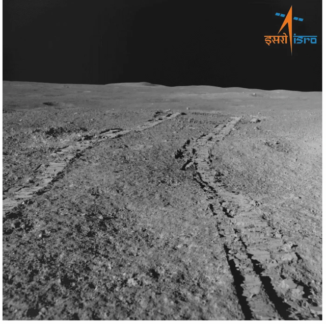 Xe thám hiểm Mặt Trăng của Ấn Độ phát hiện lưu huỳnh và các nguyên tố khác ở cực nam của Mặt Trăng - Ảnh 1.