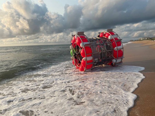 Người đàn ông ở Florida bị bắt sau khi cố gắng vượt biển trên chiếc bánh xe hamster tự chế - Ảnh 1.