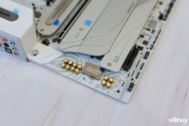 Trên tay Colorful iGame Z790D5 FLOW: mainboard màu trắng cho các cấu hình Intel cao cấp- Ảnh 11.