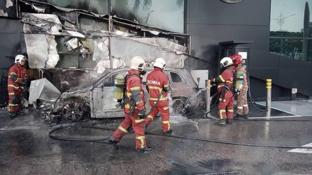 Xe điện Mercedes bất ngờ bốc cháy khi đang sạc: Trớ trêu nhất là nơi xảy ra hỏa hoạn- Ảnh 2.