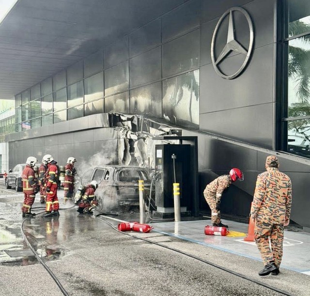 Xe điện Mercedes bất ngờ bốc cháy khi đang sạc: Trớ trêu nhất là nơi xảy ra hỏa hoạn- Ảnh 1.