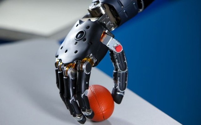 Cánh tay robot giúp người khuyết tật tự sinh hoạt- Ảnh 1.