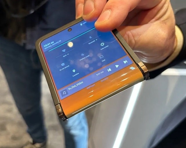 Samsung trình diễn mẫu smartphone gập giống Galaxy Z Flip, chỉ khác là thích gập hướng nào cũng được- Ảnh 2.