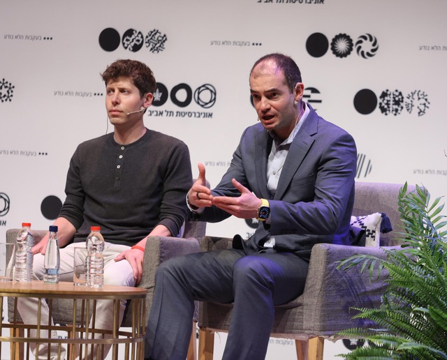 Vừa đoạt giải Nobel, “Cha đỡ đầu của AI” đã thẳng thừng chỉ trích Sam Altman, tuyên dương một học trò cũ vì từng sa thải CEO OpenAI- Ảnh 2. Vừa đoạt giải Nobel, “Cha đỡ đầu của AI” đã thẳng thừng chỉ trích Sam Altman, tuyên dương một học trò cũ vì từng sa thải CEO OpenAI- Ảnh 2.