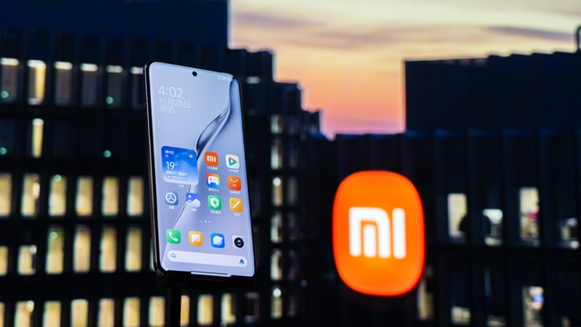 Cận cảnh Xiaomi 15 phiên bản "Ánh Bạc" với mặt lưng dòng chảy cực lạ mắt- Ảnh 14.