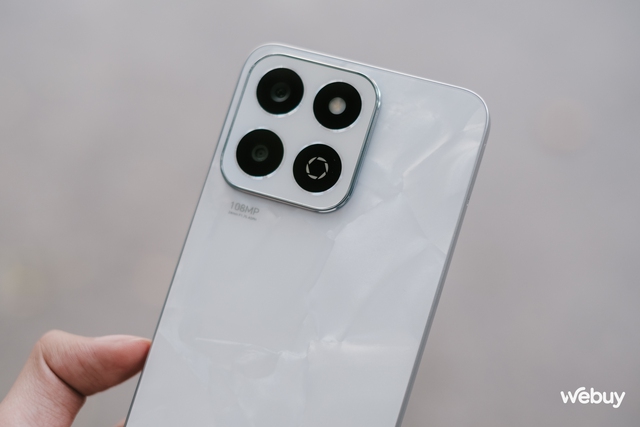 Trên tay smartphone chính hãng giá dưới 5 triệu đồng đáng mua: Camera 108MP, pin 6.000mAh mà lại còn được tặng cả vòng đeo tay thông minh- Ảnh 5. Trên tay smartphone chính hãng giá dưới 5 triệu đồng đáng mua: Camera 108MP, pin 6.000mAh mà lại còn được tặng cả vòng đeo tay thông minh- Ảnh 5.