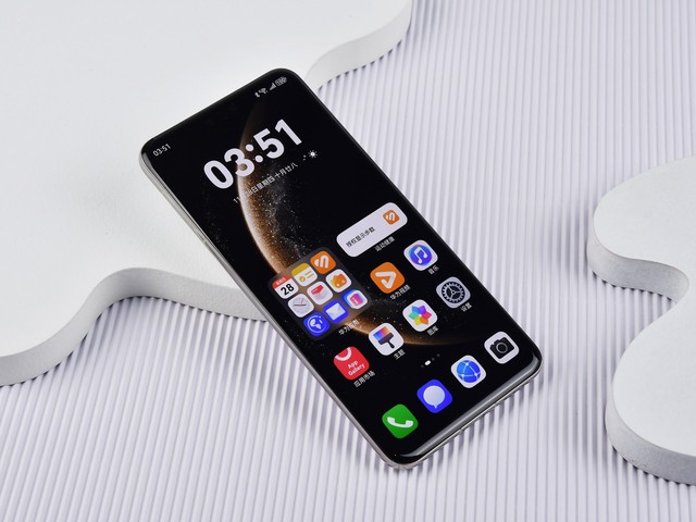 Ảnh thực tế Huawei Mate 70 Pro+: Mặt lưng "độc lạ", chip tự làm hiệu năng AnTuTu chỉ hơn 1 triệu điểm, giá ngang iPhone 16 Pro- Ảnh 6.