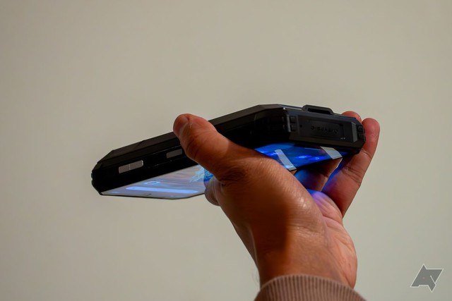 Trên tay smartphone pin 28.000mAh: "Cục gạch" di động siêu bền bỉ, giá 6.7 triệu đồng- Ảnh 1.