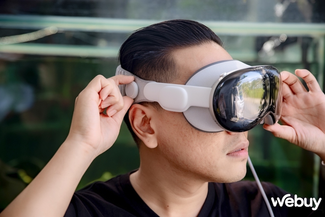 Mở hộp kính Apple Vision Pro vừa về Việt Nam với giá gần 170 triệu đồng: Đeo trên mặt thiết bị đắt gấp 2 lần xe Honda SH sẽ như thế nào?- Ảnh 8.